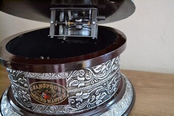 Gramofon s mosaznou troubou - kulatý stříbrný - 4