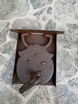 Starožitný zámek asi k truhle - 4