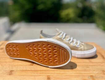 Zlaté dívčí tenisky Baťa – NOVÉ, vel. 33 - 4