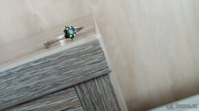 prsten se smaragdem a zelenými diamanty ve stříbře (Ag) - 4