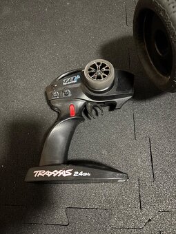Traxxas e-revo 1:8 - 4