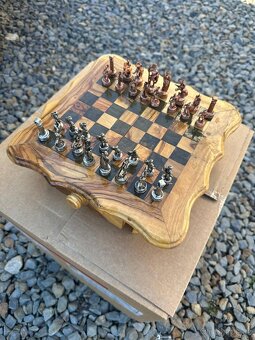 Kovové šachové figurky na dřevěné desce - 4