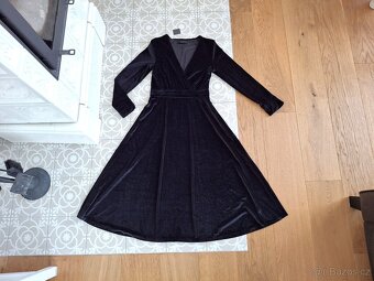 Nové s visačkou černé pružné sametové šaty Reserved M midi - 4