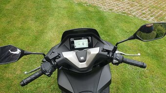 Půjčení skútru v Hradci Králové, zcela nová Honda PCX 125 - 4