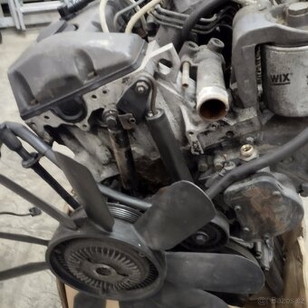 Prodám motor Mercedes w 124 300D/83KW - 4