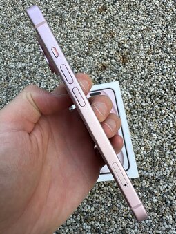 iPhone 15 - baterie 100% - 4