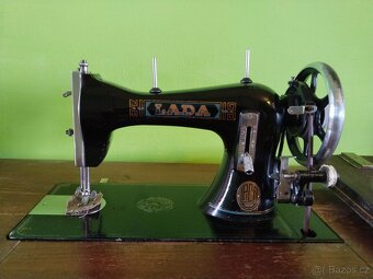 Prodám starožitný šlapací šicí stroj zn.LADA - 4