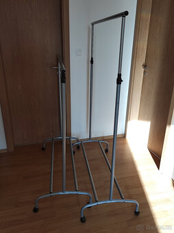 Věšák na oblečení na kolečkách - 4