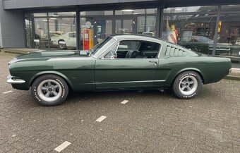 Ford Mustang Fastback - 4