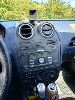 Ford fiesta 1,3 benzín rok výroby 2006 51 kW - 4