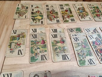 Set starých karet (Taroky + Mariáš) a kovový stojánek - 4