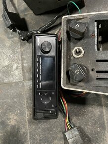 Směs věcí Škoda 1000,1202, 120, favorit, rádio USB, Moskvič - 4