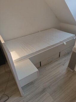 Postel i s matrací a nočním stolkem - 4