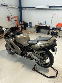 Kawasaki ZX9 - 4