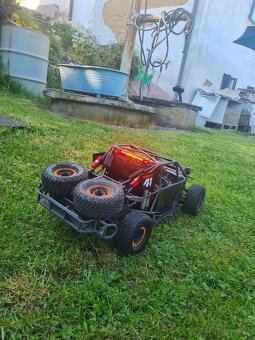 Traxxas UDR - 4