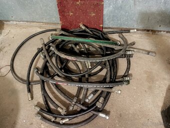 Nové hydraulické hadice jako celek – odhadem asi 20ks - 4
