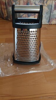 Struhadlo KitchenAid čtyřstranné se zásobníkem - 4