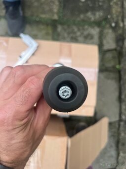 Husqvarna 701 Svartpilen - padák do os předního kola - 4
