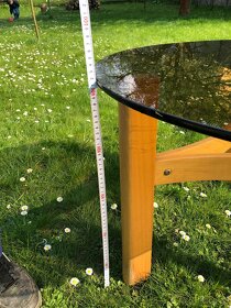 Dřevěný stůl s kouřovým sklem - 4