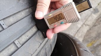 2ks letni Dunlop 235/55-17 vzorek okolo 4,5mm - 4