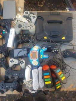 Konzole a ovladače na náhradní díly..ps2,Xbox - 4