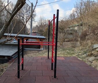 Workoutové hřiště, minimálně používané, kvalitní lakování - 4