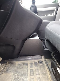 Peugeot Traveller úložný box mezi sedačky - 4