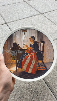 Porcelánový talíř Norman Rockwell KNOWLES,Den matek 1980 USA - 4