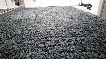 Tmavě šedý chlupatý koberec Hampen (Ikea) 195x133 cm - 4