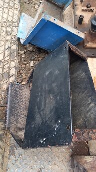 Zetor6711/6911-kastliky nářadí a baterky - 4