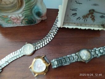 Nabízím staré stolní hodiny 2ks a dámské hodinky 3ks - 4