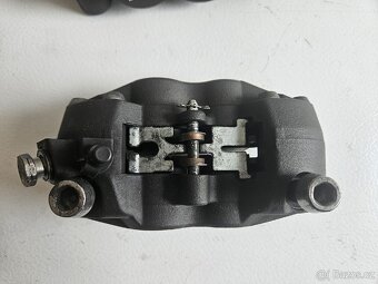 Prodám přední brzdové třmeny Triumph Street Triple 675 - 4