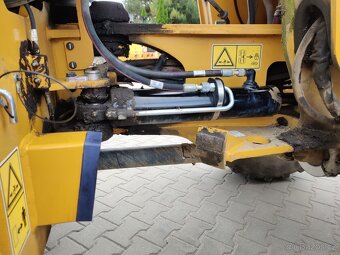 Čelní nakládač CAT 908 MTH - 4