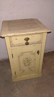 Starožitné sofa před renovací a noční stolek - 4