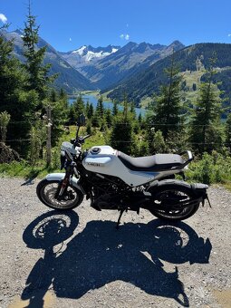 husqvarna vitpilen 401 , najeto 3200 km, zaruka - 4