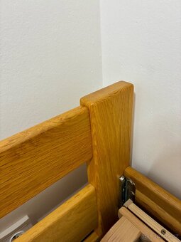 Jednolůžková postel dubu s výsuvným úložným prostorem. - 4