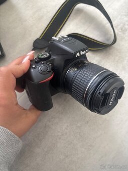 Nikon D5600 + objektiv + 2 baterie s nabíjecí krabičkou - 4
