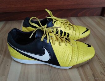 Žluté boty sálovky Nike a černé tenisky 40/41 - 4