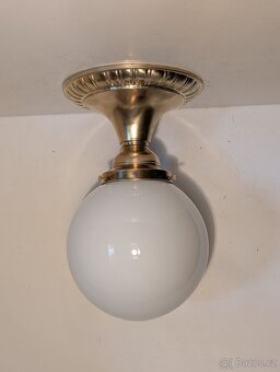 Prodám pěkný starý mosazný lustr, skleněné stínidlo z bíléh - 4