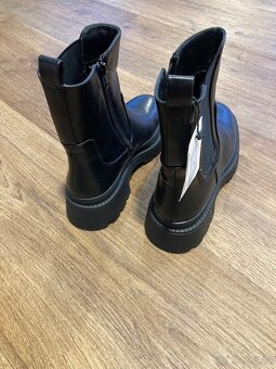 Boty Hause brand - 4