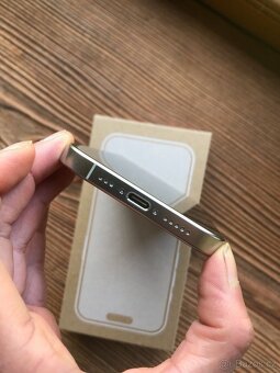 Apple iPhone 15 Pro 512GB - bíle titanový - 4