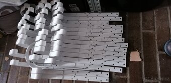 Hák okapový lakovaný bílý, nový. Celkem 38 kusů - 4