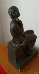 Julius Pelikán - Sedící dívka - socha výška 43 cm - 4