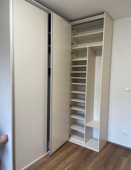 Rohová vestavěná šatní skříň - 4