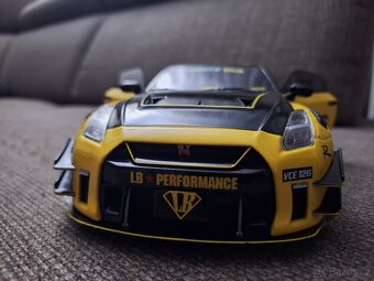 Nissan Skyline 1:18 Solido - 4