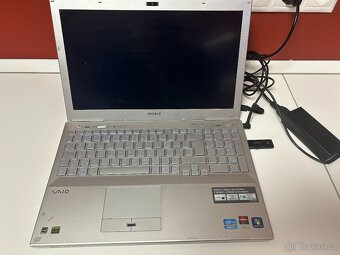Sony VAIO SVE2V9E – stylový notebook s vadou - 4