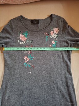 Slabší úpletové šaty s výšivkou - 4