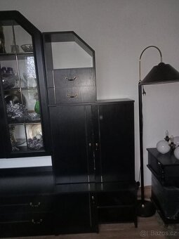 Obývací stěna s lustrem a lampami - 4