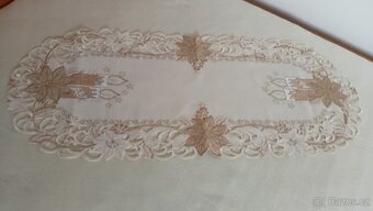 Krásný vánoční ubrus 87 x 37 cm - 4