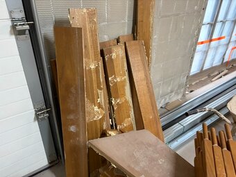 Dubové schodiště, dřevo rozebrané - 4